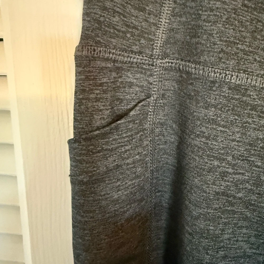 Avis Black cropped Yoga Pants with side pockets - Picture 2 of 4